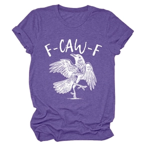 Detail des weißen Krähendrucks und F-CAW-F Textes auf lila Baumwoll-T-Shirt