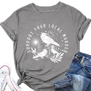 T-shirt in cotone grigio scuro con stampa corvo stesa con jeans blu lavati