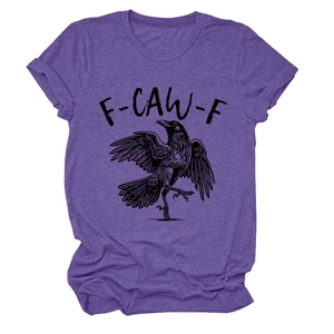 Detail eines lila T-Shirts mit Krähen-Print, Rundhalsausschnitt und F-CAW-F-Schriftzug