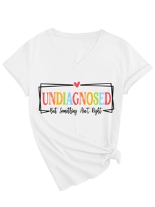 Détail du t-shirt blanc à col en V avec imprimé texte et finition nouée à l'ourlet