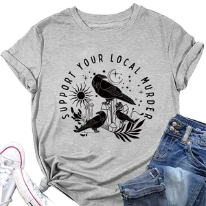 Flat lay della T-shirt grigia con stampa corvi murder, jeans blu e scarpe bianche