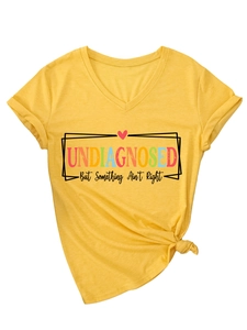 T-shirt jaune à col en V avec imprimé UNDIAGNOSED et détail de l'ourlet noué