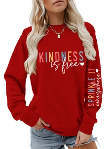 Détail du sweat rouge avec imprimé Kindness is Free et graphisme sur la manche