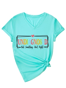 Détail du t-shirt vert menthe à col en V avec imprimé graphique et nœud à la base
