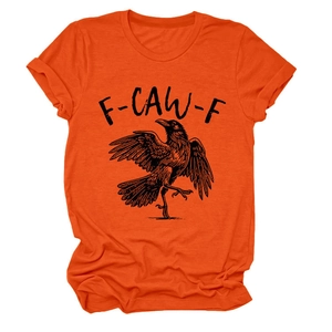 Detail des Rundhalsausschnitts und F-CAW-F Krähenprints auf dem orangen Baumwoll-T-Shirt