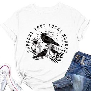 Dettaglio flat lay di una maglietta in cotone bianco con stampa gotica Support Your Local Murder