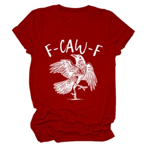 Detail eines weißen Krähen-Prints und F-CAW-F Text auf bordeauxrotem Rundhals-T-Shirt