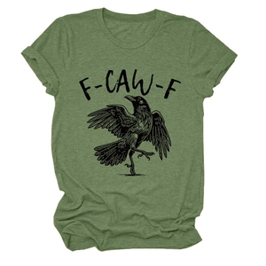 Detail eines olivgrünen T-Shirts mit F-CAW-F-Schriftzug und Krähen-Grafikdruck