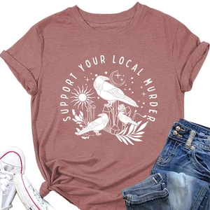 Dettaglio della t-shirt color malva con stampa Support Your Local Murder e maniche risvoltate