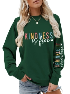 Détail de l'imprimé Kindness is Free sur la manche d'un sweat à col rond vert foncé
