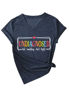 Détail d'un t-shirt col en V avec nœud latéral et imprimé Undiagnosed gris foncé
