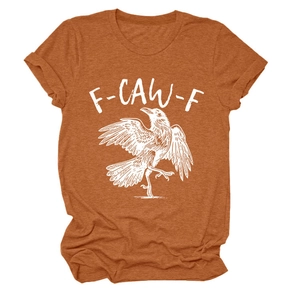 Detail eines karamellfarbenen T-Shirts mit weißem F-CAW-F-Text und Krähengrafik