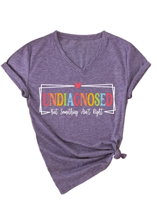 Détail d'un t-shirt violet col en V avec slogan imprimé et nœud élégant sur le côté