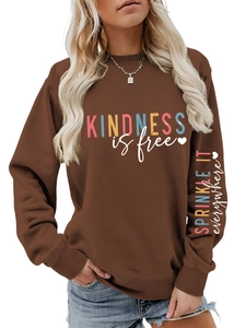 Détail de l'imprimé Kindness is Free et motif sur manche du sweat en coton marron épais