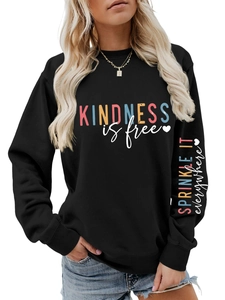 Détail de l'imprimé coloré Kindness is Free et du motif sur la manche du sweat