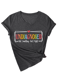Détail d'un t-shirt gris foncé col en V avec imprimé slogan et finition ourlet noué
