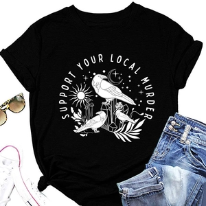 T-shirt nera con grafica di corvo, pantaloncini di jeans e scarpe da ginnastica