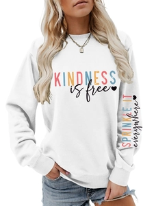 Détail de l'imprimé Kindness Is Free sur sweat blanc avec graphisme sur manche