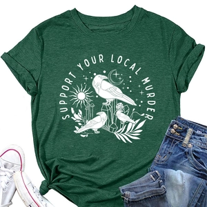 Dettaglio della t-shirt girocollo verde scuro con grafica di corvi e orlo annodato