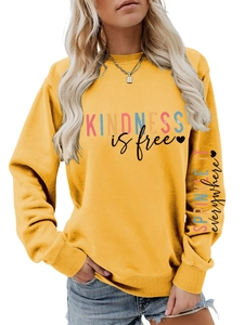 Détail de l'imprimé sur la manche et le buste d'un sweat-shirt jaune gingembre