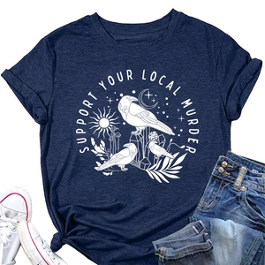 Dettaglio della stampa gotica vintage con corvi e sole sulla t-shirt in cotone blu notte