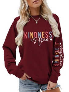Détails de l'imprimé Kindness Is Free et du texte sur la manche du sweat bordeaux