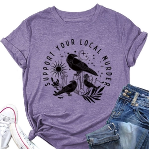 T-shirt viola in cotone con stampa Support Your Local Murder e corvi in stile flat lay