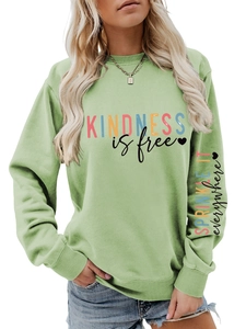 Détail de l'imprimé KINDNESS IS FREE sur la manche et le torse du sweat vert