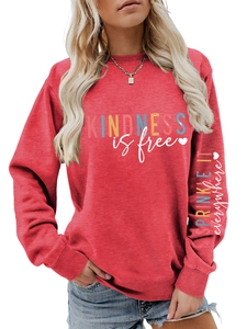 Détail d'un sweat rouge à col rond avec texte Kindness Is Free et imprimés sur les bras