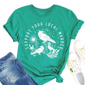 T-shirt verde Support Your Local Murder in stile casual flat lay con jeans e scarpe bianche