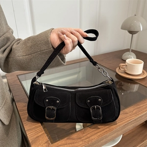 Elegante borsa baguette in finta pelle scamosciata nera con fibbie e borchie