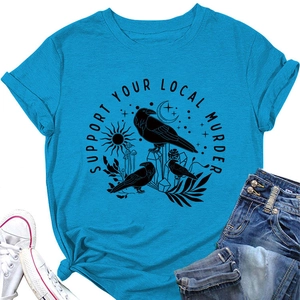 T-shirt blu acceso con grafica corvo mistico e dettaglio nodo laterale piatta