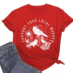 Dettaglio flat lay della t-shirt rossa in cotone con stampa grafica di corvi