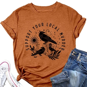 T-shirt terracotta con stampa di corvi abbinata a jeans e scarpe di tela