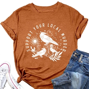 T-shirt in cotone rosso mattone con stampa grafica di corvo bianco ed elementi occulti