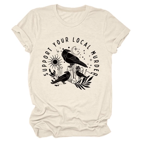 Dettaglio della stampa grafica con corvo e cristallo su t-shirt in cotone beige con testo