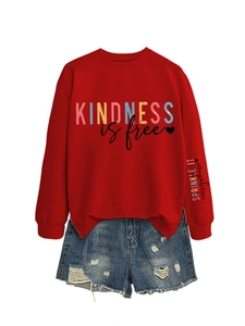 Détail d'un sweat rouge avec imprimé Kindness is Free et lettrage sur la manche