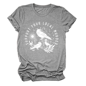 Dettaglio delle maniche risvoltate e grafica bianca su T-shirt in cotone grigio