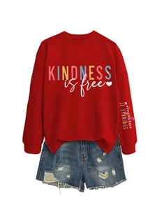 Détail du sweat rouge Kindness is Free avec imprimé bras et short en jean vieilli