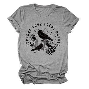 Dettaglio della maglietta grigia con stampa vintage Support Your Local Murder e corvi