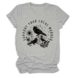 Dettaglio della t-shirt grigia a girocollo con stampa vintage di corvi e sole