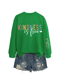 Détail du sweat vert Kindness is Free avec impression manche et motif coeur