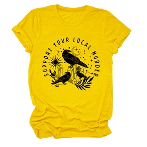 Dettaglio della stampa grafica con corvo nero su t-shirt in cotone giallo senape