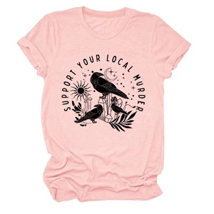 Dettaglio della t-shirt in cotone rosa con stampa serigrafica di corvo e luna