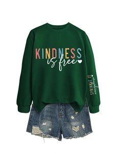 Détail d'un sweat vert foncé avec impression Kindness is free et motif de cœur blanc