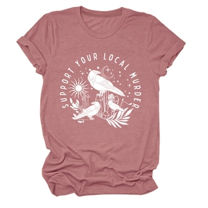 Dettaglio della t-shirt color malva con stampa occulta Support Your Local Murder e corvi