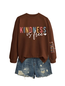 Sweat-shirt marron avec imprimé KINDNESS is free et détail sur la manche