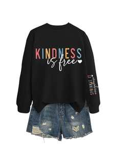 Détail de l'imprimé Kindness is Free sur la manche du sweat noir et du short en jean