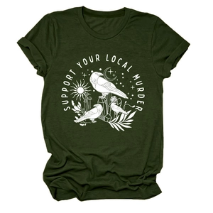 T-shirt in cotone verde oliva con stampa grafica di corvo bianco e luna, vista piatta