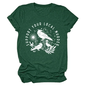 Dettaglio della grafica vintage con corvi e testo sulla t-shirt verde scuro